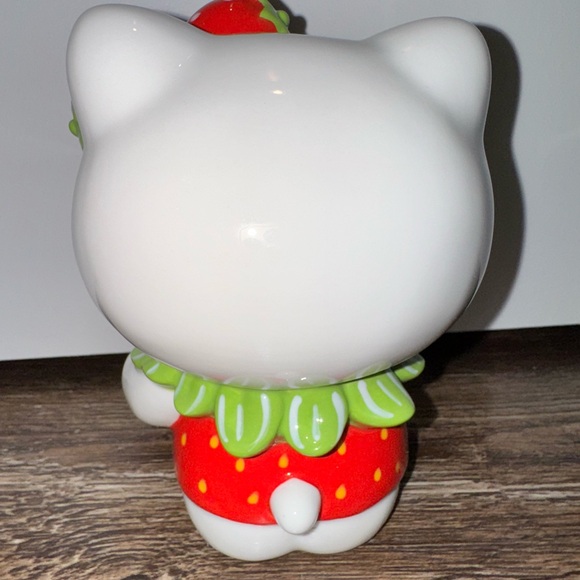 Hello Kitty Ceramic Figure🍓 - Picture 3 of 4